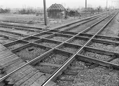 834152 Afbeelding van de bijna haaks kruisende rails van het spoorwegkruispunt Blauwkapel bij Utrecht.